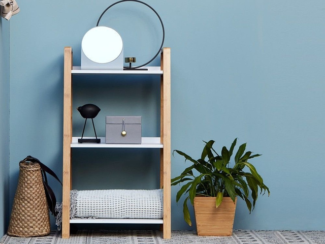 Bibliotecă pe trei niveluri FINJA albă cu elemente din bambus, Wenko