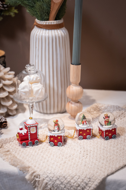 Tren de Crăciun cu bulgări de zăpadă, decor de Crăciun