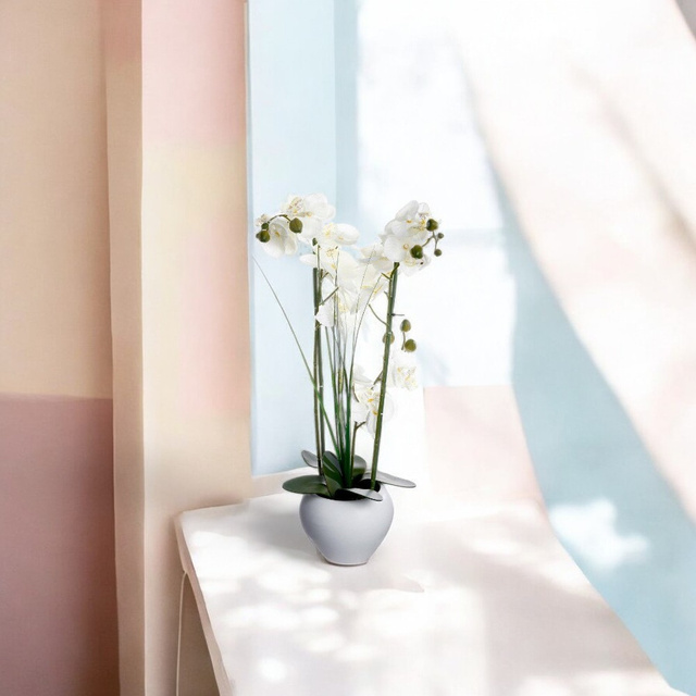 Orhidee artificială în ghiveci, un aranjament floral de bun gust pentru decorarea interioară