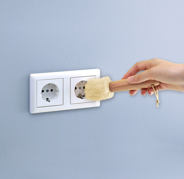 Perie pentru curatarea prizelor electrice