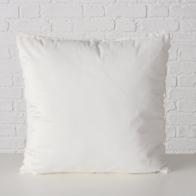 Perna pufoasă cu model brodat JAMES, 45 x 45 cm