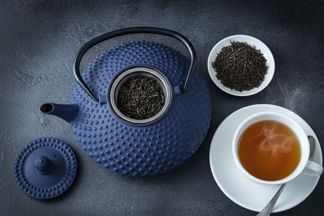 Ceainic din fontă cu infuzor MIKA, 1250 ml, bleumarin