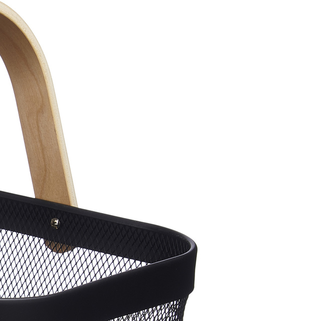 Coș din plasă neagră cu mâner din lemn