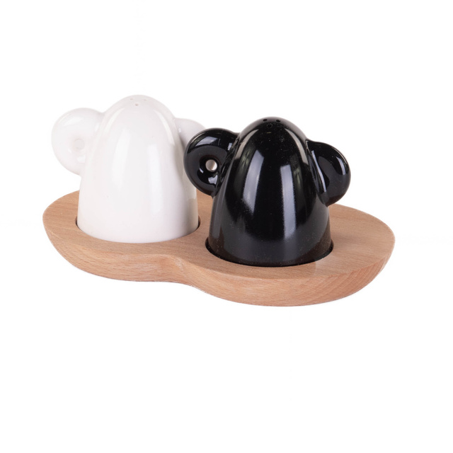 Solniță și piperniță pe suport din lemn