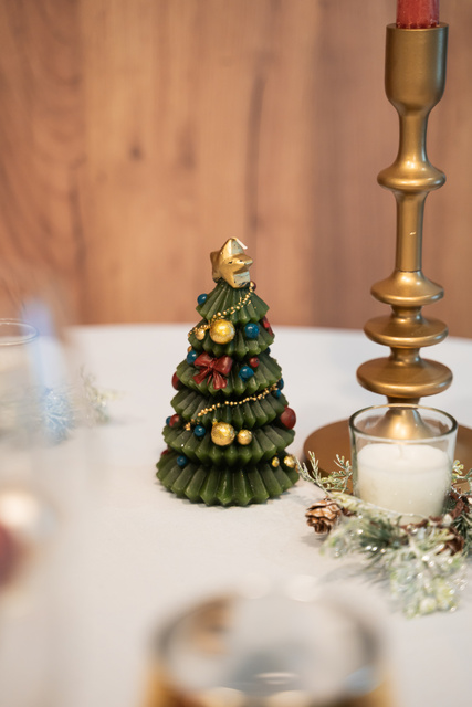 Lumanare decorativa in forma de brad, 15 cm