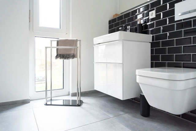 Suport metalic pentru prosoape RAVINA, înălțime 80 cm