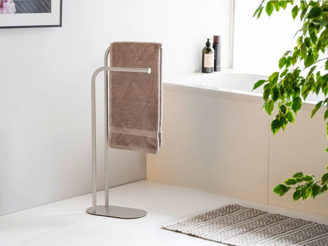 Suport metalic pentru prosoape LEVANTE, înălțime 79 cm