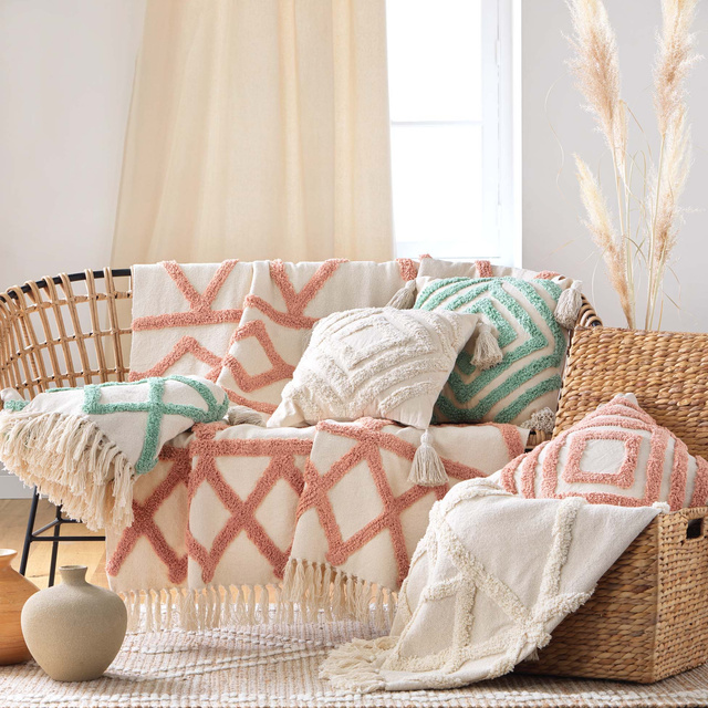 Cuvertura de pat cu model matlasat si ciucuri ATHENA, 125 x 150 cm