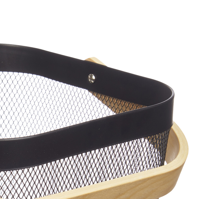Coș din plasă neagră cu mâner din lemn