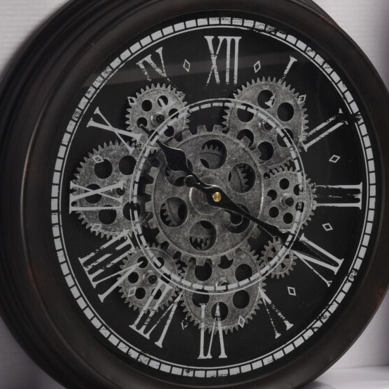 Ceas de perete, mansardă, cu mecanism vizibil