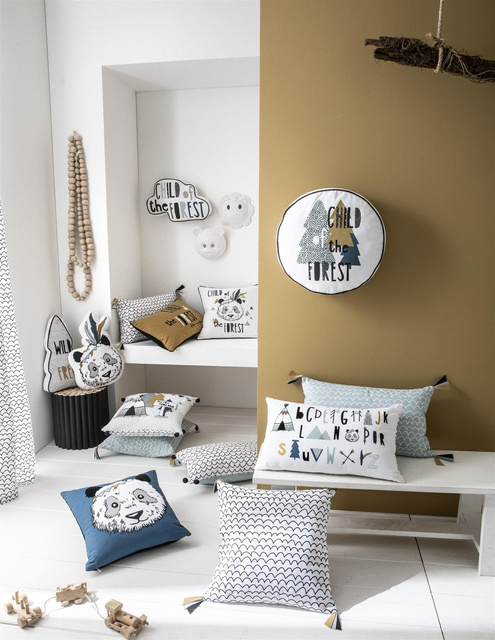 Pernă pentru copii cu inscripția THE FOREST,TODAY