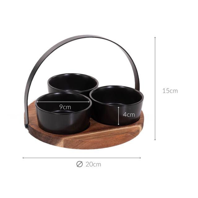 Boluri ceramice pe o tavă de lemn