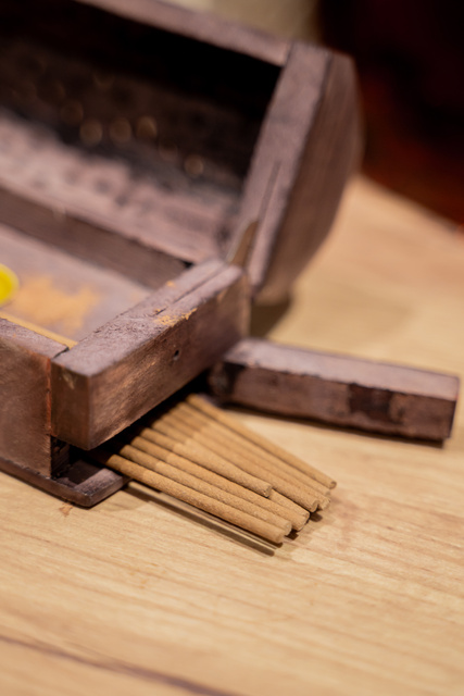 Suport din lemn pentru tămâie sub formă de cutie