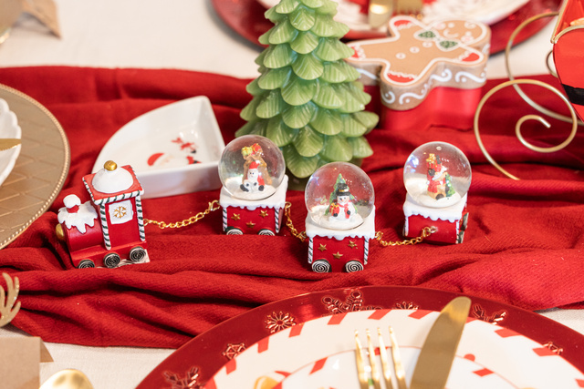 Tren de Crăciun cu bulgări de zăpadă, decor de Crăciun