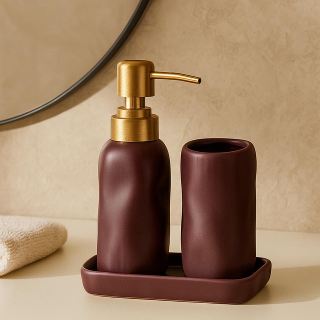 Set de baie EON, dozator ceramic cu pompă aurie, cană și tavă, bordou.