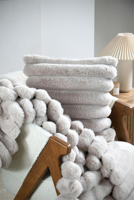 Perna decorativă POLARY cu dungi groase, 45 x 45 cm