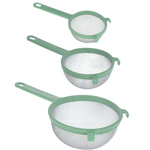 Un set de strecurătoare metalice în trei dimensiuni, mâner din plastic