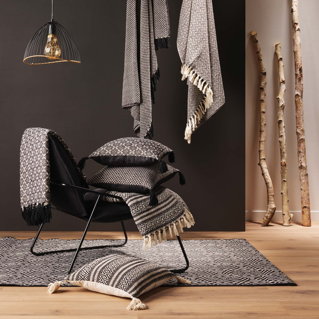 Perna decorativa pentru living JOLY, cu ciucuri, 40 x 40 cm