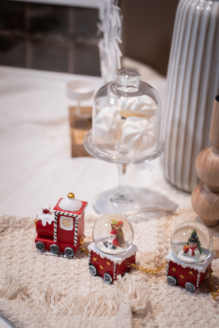 Tren de Crăciun cu bulgări de zăpadă, decor de Crăciun