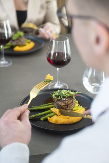 Set tacâmuri din aur, pentru 4 persoane