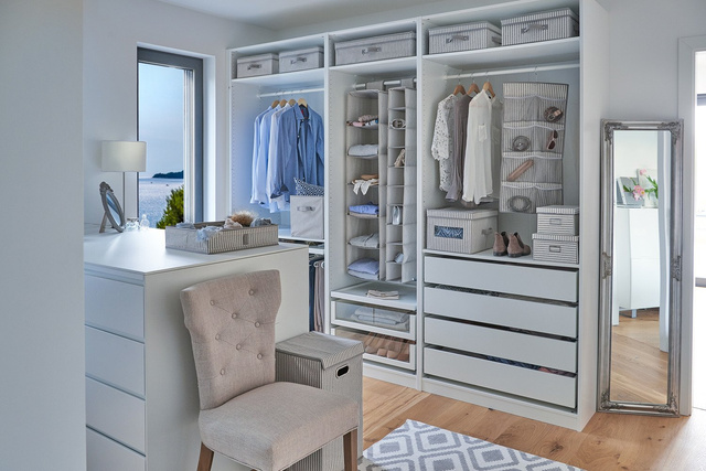 Cutie de carton inchisa, organizator de living functional si stilat.