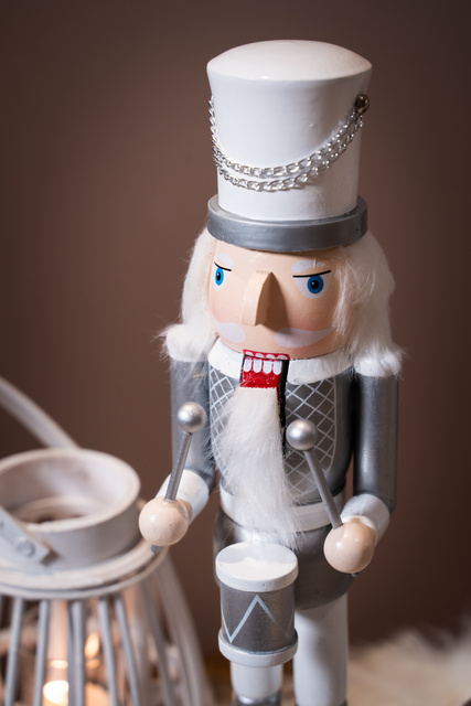 Spargător de nuci din lemn, argintiu, înălțime 38 cm