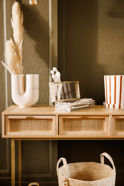 Consolă îngustă boho RAYO cu 3 sertare și împletitură vieneză