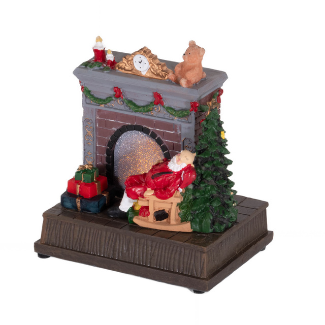 Sat de Crăciun, scenă de Crăciun cu Moș Crăciun lângă șemineu