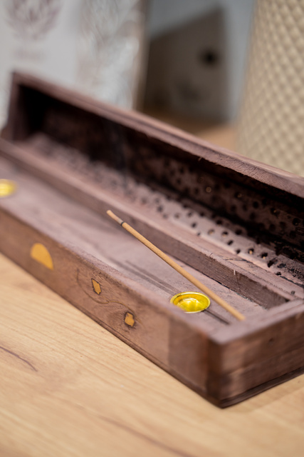 Suport din lemn pentru tămâie sub formă de cutie