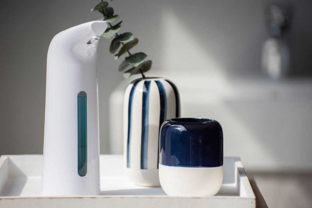 Distribuitor fara contact pentru sapun si dezinfectant LARINO, cu senzor infrarosu, alb, 400 ml, Wenko