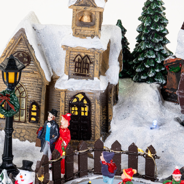 Figurina sat de Craciun cu lumini si o moara de vant in miscare