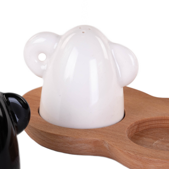 Solniță și piperniță pe suport din lemn