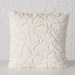 Perna pufoasă cu model brodat JAMES, 45 x 45 cm