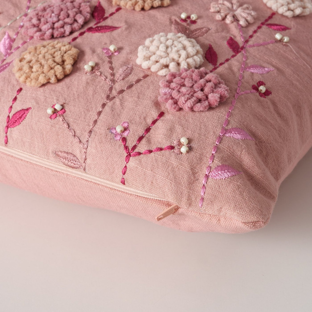 Perna decorativă brodată cu flori HENRIKE, 59 x 39 cm