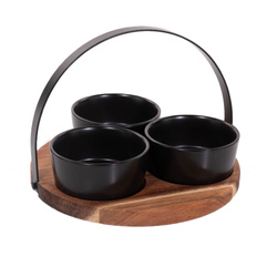 Boluri ceramice pe o tavă de lemn