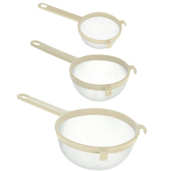 Un set de strecurătoare metalice în trei dimensiuni, mâner din plastic