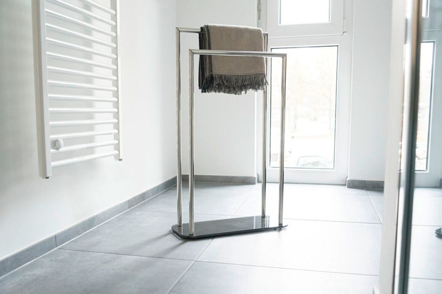 Suport metalic pentru prosoape RAVINA, înălțime 80 cm