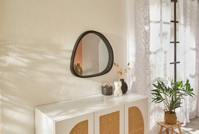 Oglindă de perete organică WAYNE cu ramă neagră, 56,5 × 63 cm