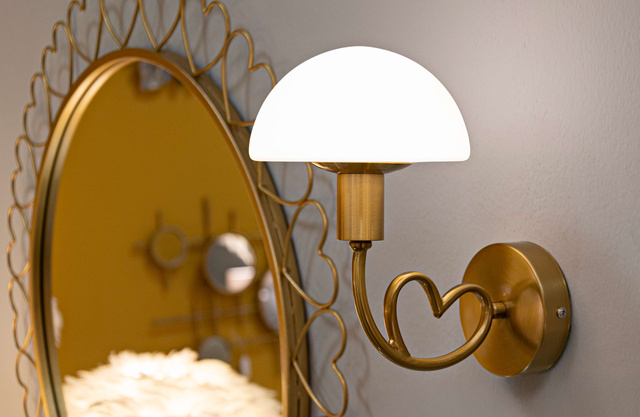 Aplica de perete LOVY cu braț metalic curbat și abajur textil, 23 × 15 × 22 cm