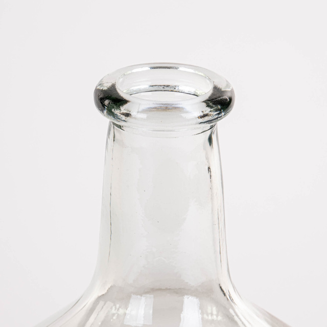 Vaza din sticla cu impletitura decorativa, 15 x 24 cm