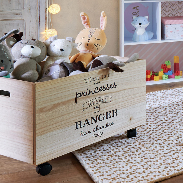 O cutie spatioasa pentru depozitarea obiectelor, cu manere si roti, usor de transportat, din lemn.