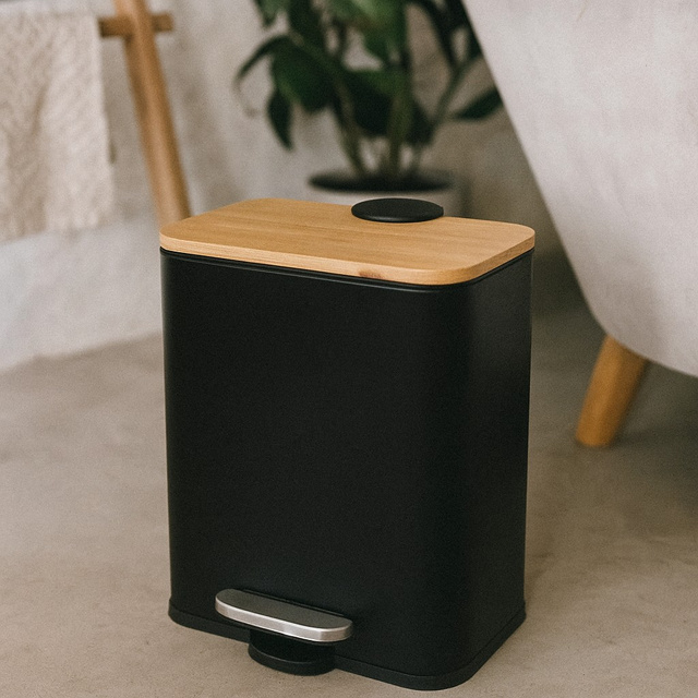 Coș îngust de baie ZETRU, 5 l, cu capac din bambus