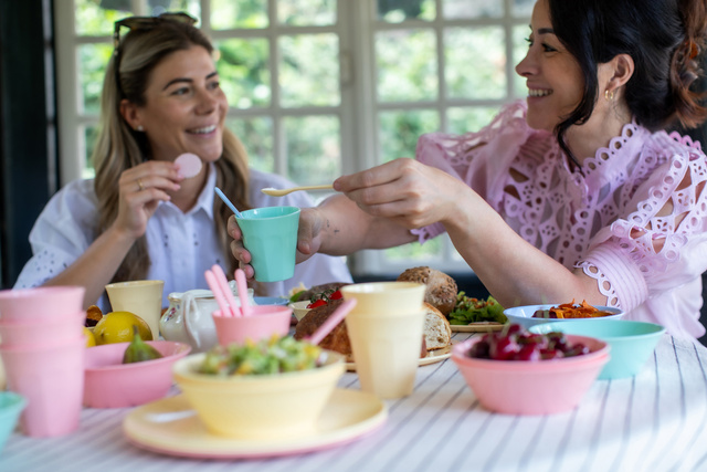 Set veselă de camping NORA MACARONS, 16 piese, KOZIOL