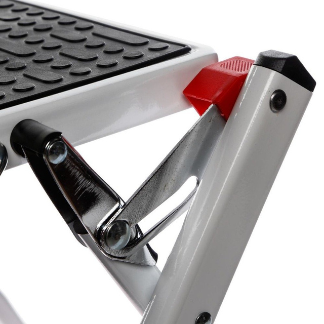 Scară metalică cu două niveluri