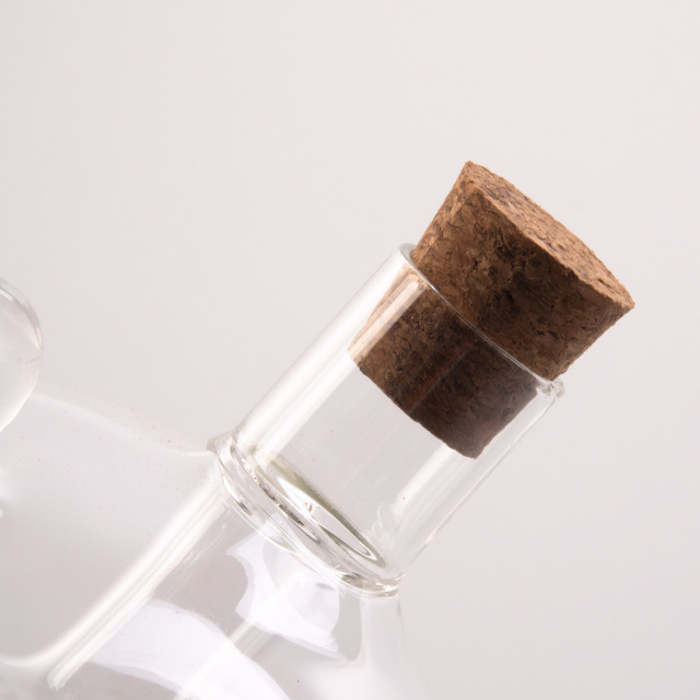 O sticlă în formă de bilă pentru oțet și ulei, un gadget decorativ original și practic de bucătărie