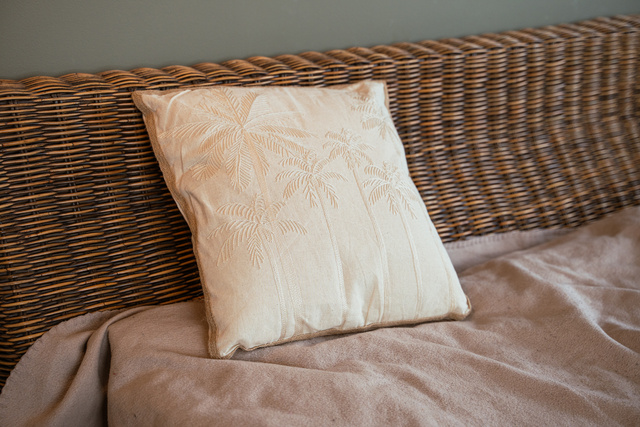 Perna decorativa cu model brodat Sea View, 40 x 40 cm