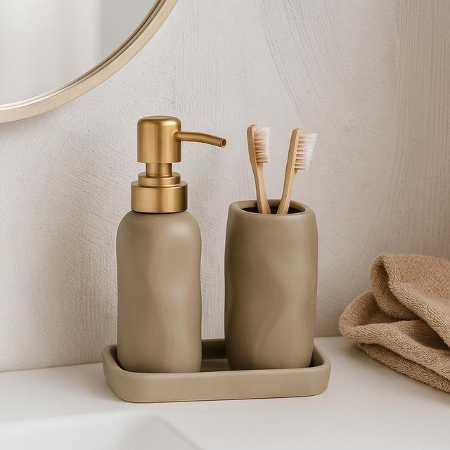 Set de baie EON, dozator ceramic cu pompă aurie, cană și tavă, taupe