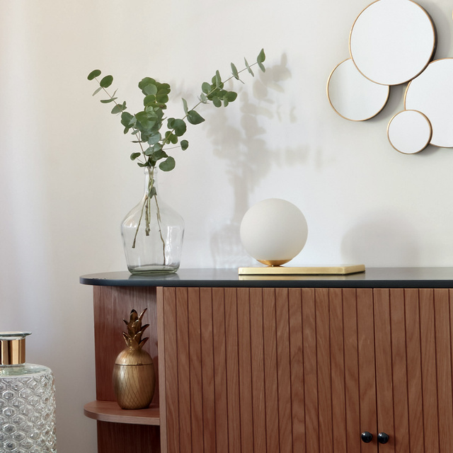 Lampă Ball Dris pe un suport auriu