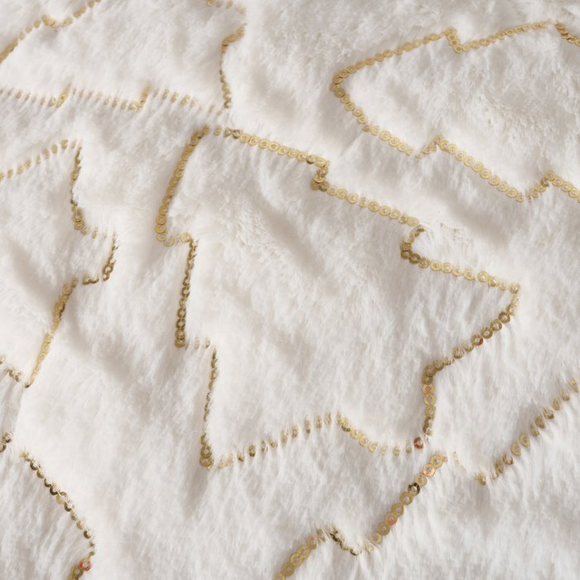 Perna pufoasă cu model brodat JAMES, 45 x 45 cm