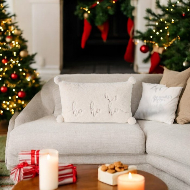 Perna pufoasă cu inscripție brodată și pompoane NAVID, 35 x 55 cm